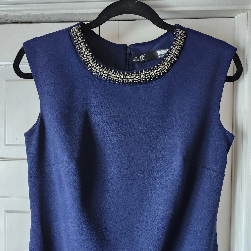 Elegant Blue Sleeveless Dress - Picture 3 of 10
